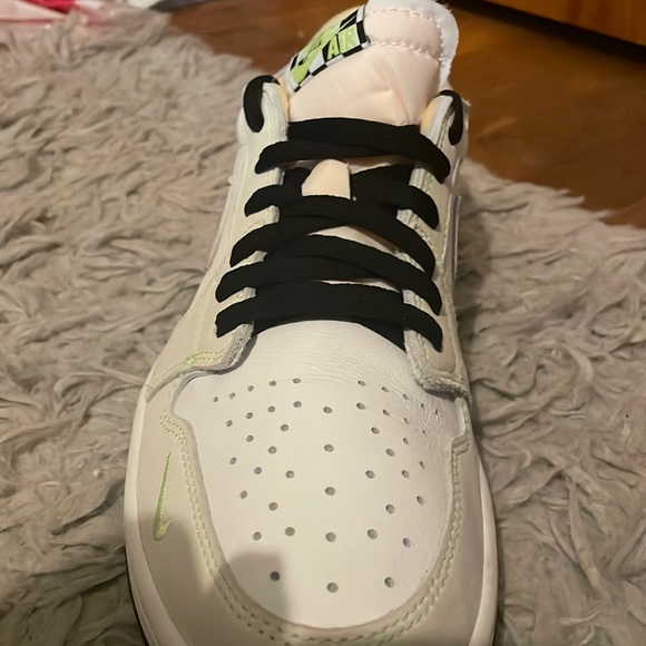 Brand new, no creasing!! Worn a few times - Picture 2 of 2